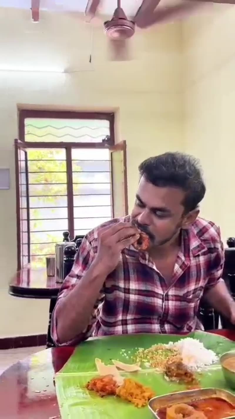 Kitchen in action at Viral Meen Saappadu